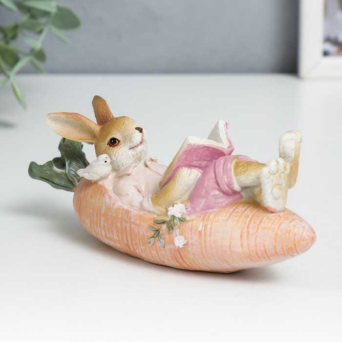 Сувенир полистоун "Кролик читают книгу в морковке лодке, с птичкой" 6х5х14,5 см - Фото 1