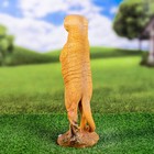 Садовая фигура "Сурикат показывает палец" 38см - фото 24012317