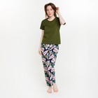 Комплект женский (футболка/брюки), цвет хаки/листья, размер 52 - фото 9663445