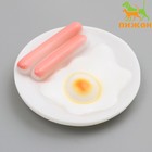 Игрушка пищащая "Завтрак" для собак, 13,5 см, на белой тарелке - фото 2118432