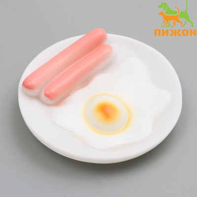 Игрушка пищащая "Завтрак" для собак, 13,5 см, на белой тарелке