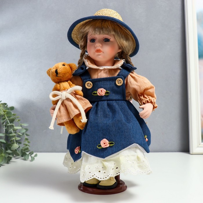 Кукла коллекционная керамика "Сьюзи в джинсовом платье, шляпке и с мишкой" 30 см - Фото 1