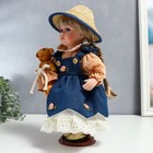 Кукла коллекционная керамика "Сьюзи в джинсовом платье, шляпке и с мишкой" 30 см - фото 6579017