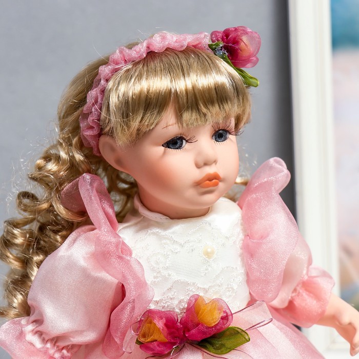 Кукла коллекционная керамика "Флора в бело-розовом платье и лентой на голове" 30 см - фото 1897156181