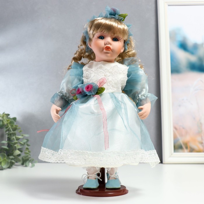 Кукла коллекционная керамика "Флора в бело-голубом платье и лентой на голове" 30 см - фото 1898631389