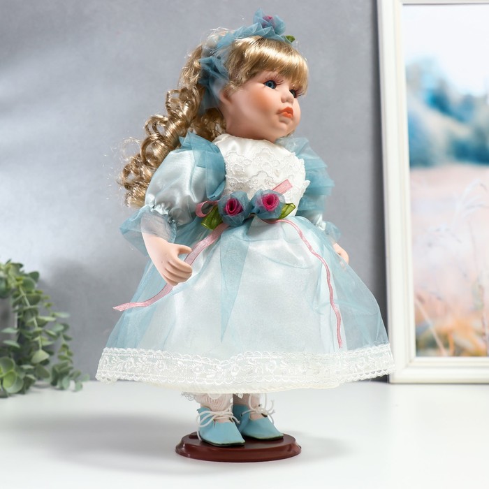 Кукла коллекционная керамика "Флора в бело-голубом платье и лентой на голове" 30 см - фото 1877933908