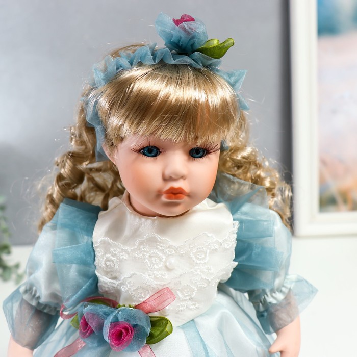 Кукла коллекционная керамика "Флора в бело-голубом платье и лентой на голове" 30 см - фото 1898631393