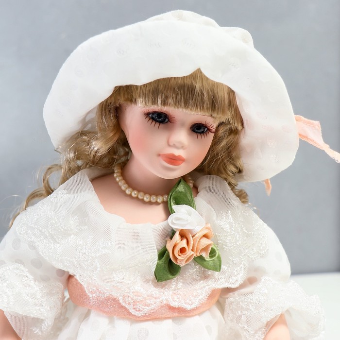 Кукла коллекционная керамика "Шелли в белом платье, шляпе и с розой" 30 см 53627