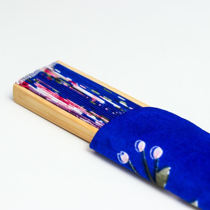 Веер бамбук, текстиль h=21 см "Цветы" с чехлом, синий - фото 1907423152