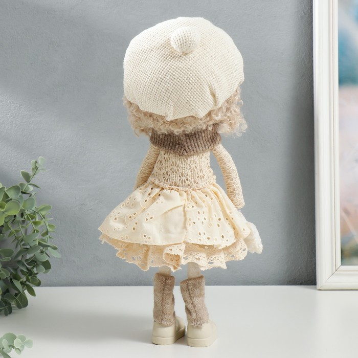 Кукла интерьерная "Малышка в берете, в бежевом наряде, с цветком" 36,5х13х17 см - фото 1885369059