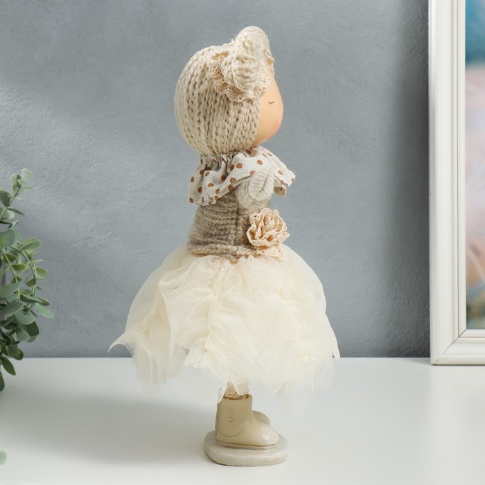 Кукла интерьерная "Малышка в бежевом наряде, юбка из сетки" 33х15х18,5 см - фото 1886831193