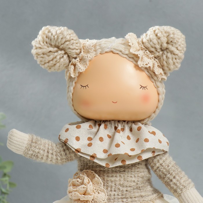 Кукла интерьерная "Малышка в бежевом наряде, юбка из сетки" 33х15х18,5 см - фото 1886831196