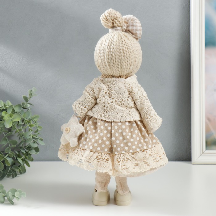 Кукла интерьерная "Малышка в бежевом платье в горох, с цветочком" 39х12,5х17 см - фото 1911727744