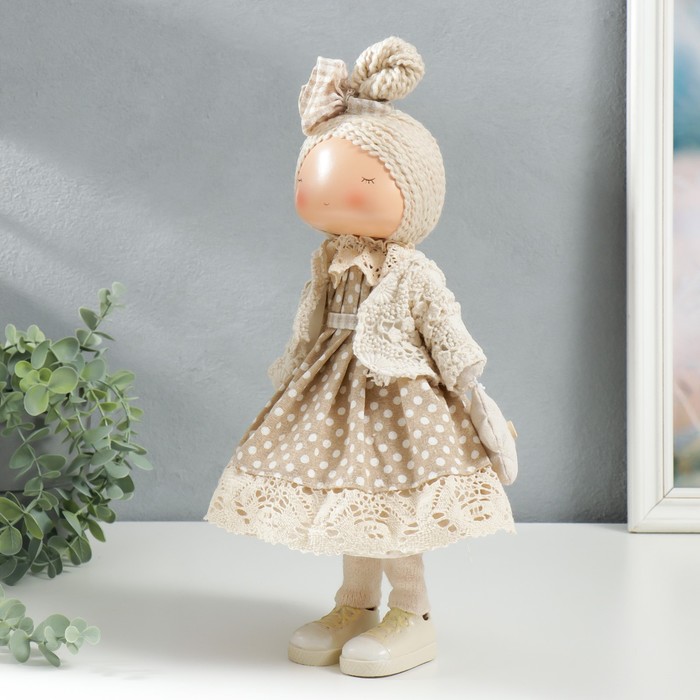 Кукла интерьерная "Малышка в бежевом платье в горох, с цветочком" 39х12,5х17 см - фото 1885369075