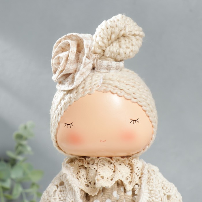 Кукла интерьерная "Малышка в бежевом платье в горох, с цветочком" 39х12,5х17 см - фото 1911727746