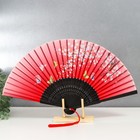Веер бамбук, текстиль h=21 см "Бабочки под сакурой" красный, с кисточкой - Фото 1