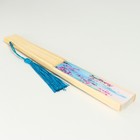 Веер бамбук, текстиль h=21 см "Домик в сакуре" голубой, с синей кисточкой - фото 7574034