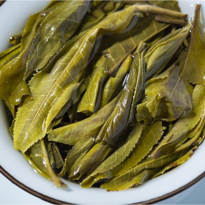 Чай зелёный китайский выдержанный «Шен Пуэр», Менхай, 2017 г, кирпич, 357 г