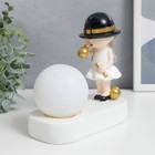 Сувенир полистоун свет "Малышка в чёрной шляпке, с золотым пузырём у шара" 16,5х8х16 см - фото 318873848
