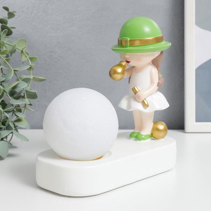 Сувенир полистоун свет "Малышка в зелёной шляпке, с золотым пузырём у шара" 16,5х8х16 см - Фото 1