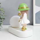 Сувенир полистоун свет "Малышка в зелёной шляпке, с золотым пузырём у шара" 16,5х8х16 см - Фото 3