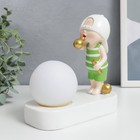 Сувенир полистоун свет "Малыш в белой кепке, с золотым пузырём у шара" 16,5х8х16 см - фото 318873869