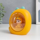 Сувенир полистоун свет "Малыш в жёлтом костюмчике, в динозавре" 10х10 см - фото 21586593