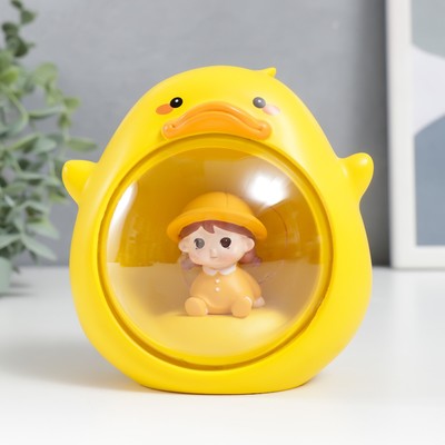 Сувенир полистоун свет "Малышка в жёлтом костюмчике, в утёнке" 10х10 см