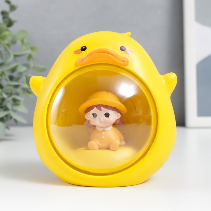 Сувенир полистоун свет "Малышка в жёлтом костюмчике, в утёнке" 10х10 см - Фото 1
