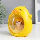 Сувенир полистоун свет "Малышка в жёлтом костюмчике, в утёнке" 10х10 см - фото 21586598