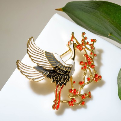 Брошь «Журавль» с веткой сакуры, цветная в золоте