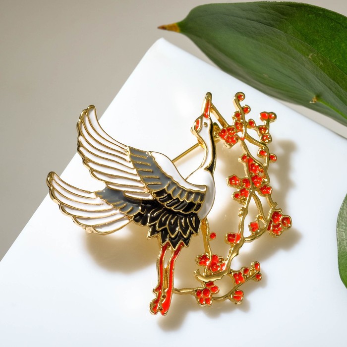 Брошь «Журавль» с веткой сакуры, цветная в золоте - Фото 1