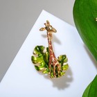 Брошь «Жираф» в листве, цвет зелёно-коричневый в золоте - Фото 1