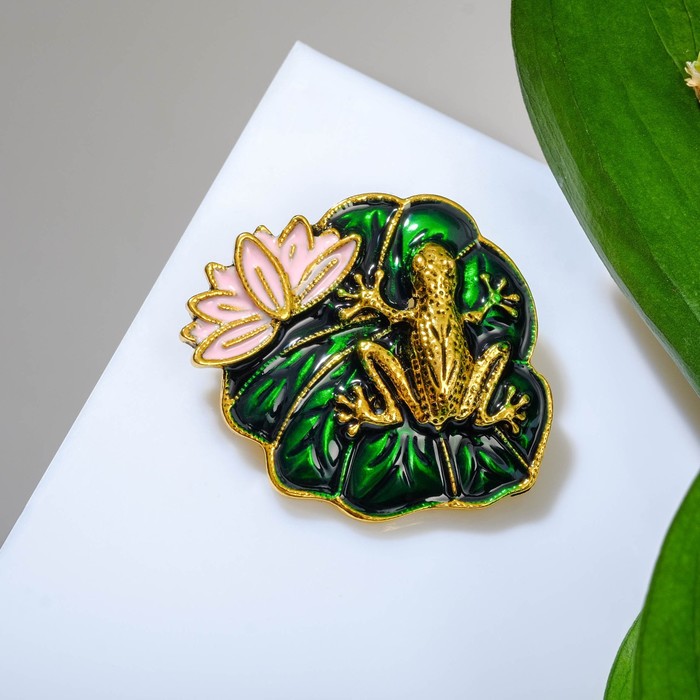 Брошь «Лягушка» с лотосом на кувшинке, цвет зелёно-розовый в золоте - Фото 1