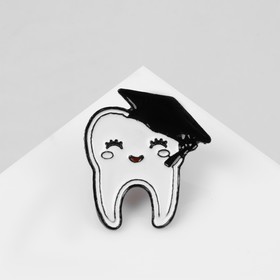 Значок «Зуб» в академической шапочке, цвет чёрно-белый в чёрном металле