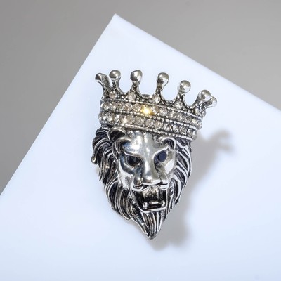 Брошь «Лев» рычащий, в короне, цвет белый в чернёном серебре