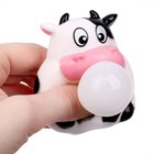 Мялка «Корова» надувает шарик - фото 34997159