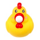 Мялка «Курочка» надувает шарик - Фото 1