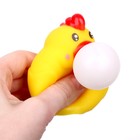 Мялка «Курочка» надувает шарик - Фото 3