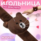 Игольница на браслете «Мишка», 23×6.5 см, тёмно-коричневая - Фото 1