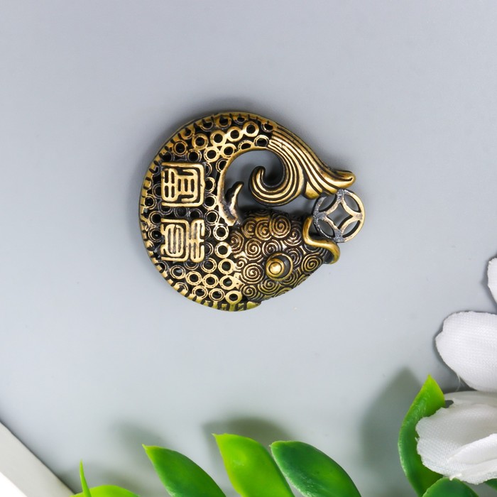 Сувенир латунь "Карп с китайской монетой" 3х2,8 см - Фото 1