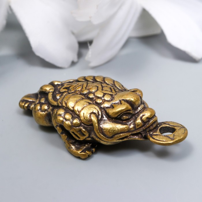 Сувенир латунь "Денежная жаба с монетой" 1,9х3,4 см - Фото 1