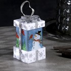 Светодиодная фигура «Белый подарок со снеговиком» 6.3 × 11.5 × 6.3 см, пластик, батарейки АААх3 (не в комплекте), эффект пламени - фото 6621895