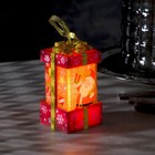 Светодиодная фигура «Красный подарок с Дедом Морозом» 6.3 × 11.5 × 6.3 см, пластик, батарейки АААх3 (не в комплекте), эффект пламени - фото 6621902