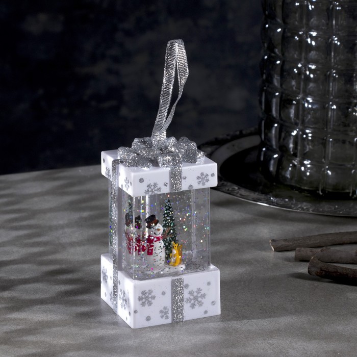 Светодиодная фигура «Снеговик в белом подарке» 6.3 × 11.5 × 6.3 см, пластик, блёстки, батарейки АААх3 (не в комплекте), свечение тёплое белое - фото 1907462926
