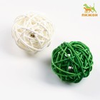 Набор из 2 плетёных шариков из лозы с бубенчиком, 5 см, белый/зеленый - фото 4735252