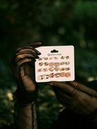 Серьги пусеты 12 пар «Фантазия» сердца, бело-розовый в золоте - Фото 5