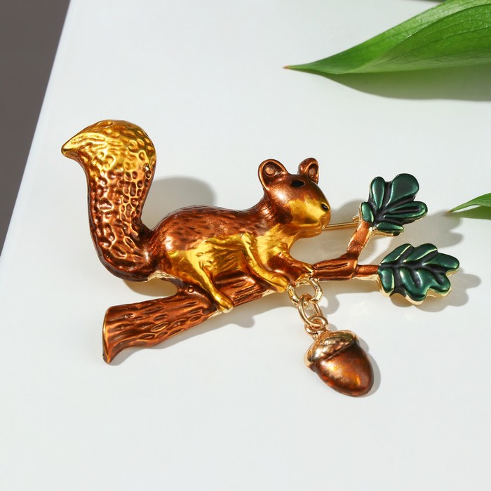 Брошь «Белка» на дубовой ветке, цвет коричневый в золоте - Фото 1