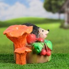 Садовая фигура "Ежик с грибами и ягодами" 19х24х16см - Фото 2