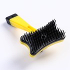 Пуходерка пластиковая «Косточка» с самоочисткой, 8.5×12.5 см, жёлтая - Фото 2